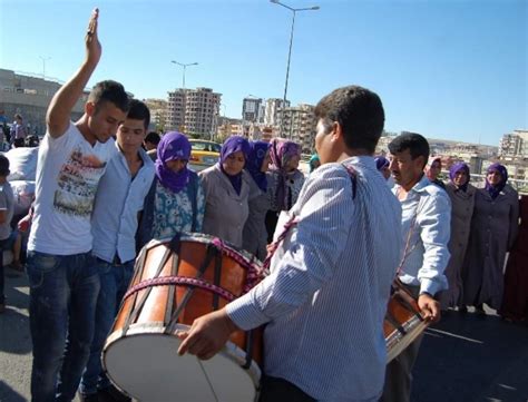 Kachi Kali, Kalın Davullar ve Hüzünlü Neyezler Arasındaki Dans